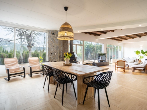 club-deportivo-en-el-estepar-jadalnia-duzy-stol-z-krzeslami-1